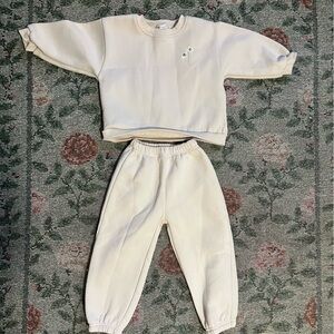 Cream Sweatshirt and Jogger Set embroidered flower 4T 💛💐